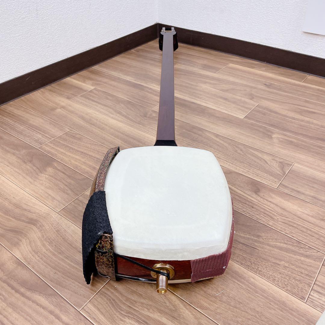 津軽三味線 太棹 段違い二本溝 東さわり トチ紅木 綾杉彫り