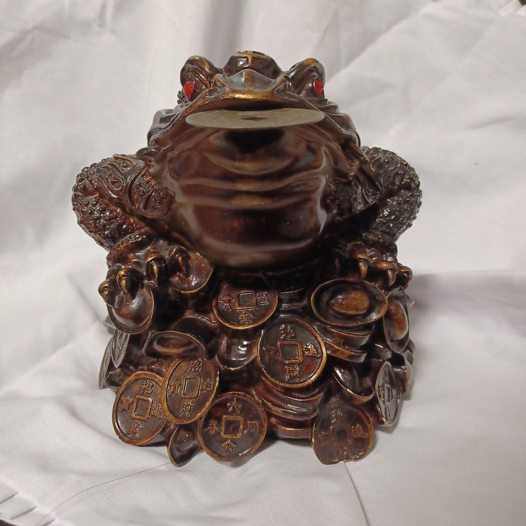 カエルの置物 赤い目 