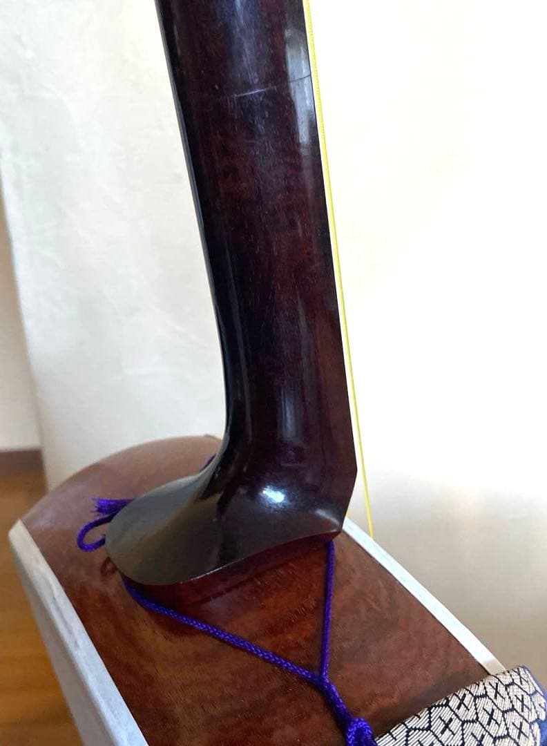 両面四つ皮張りたて 子持綾杉胴 金細 紅木 杢有 中棹 地唄三味線