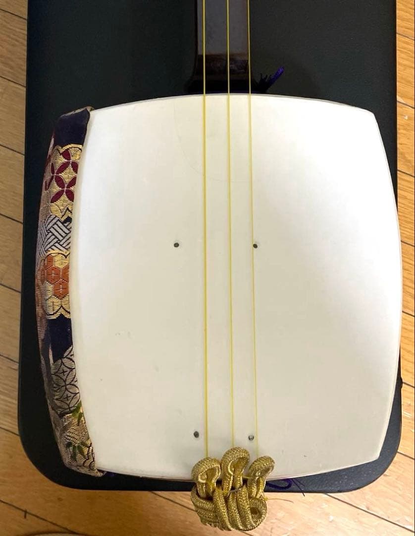 両面四つ皮張りたて 子持綾杉胴 金細 紅木 杢有 中棹 地唄三味線