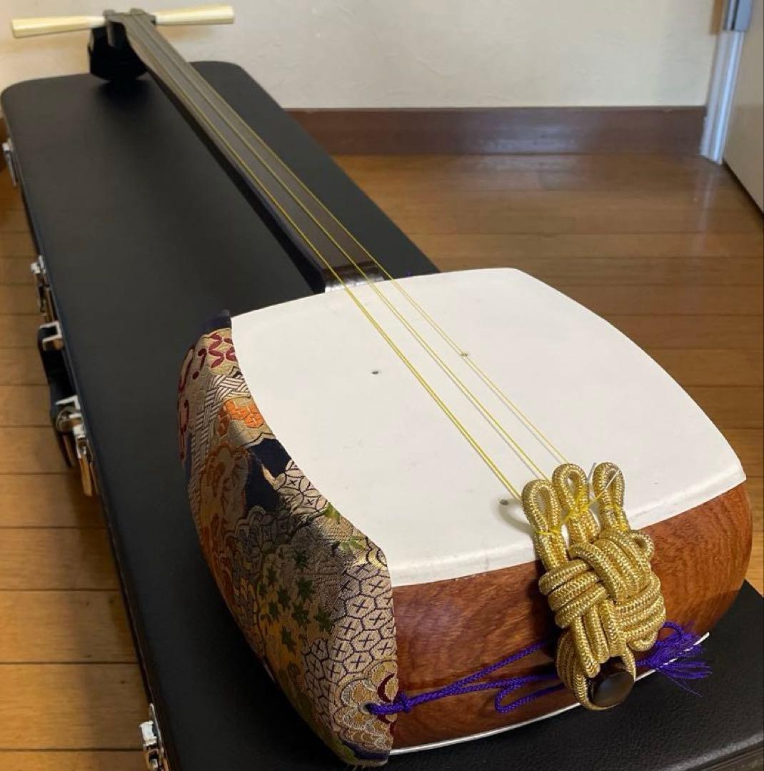 両面四つ皮張りたて 子持綾杉胴 金細 紅木 杢有 中棹 地唄三味線