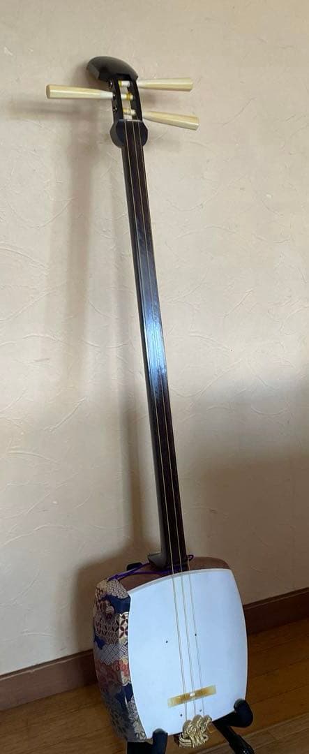 両面四つ皮張りたて 子持綾杉胴 金細 紅木 杢有 中棹 地唄三味線