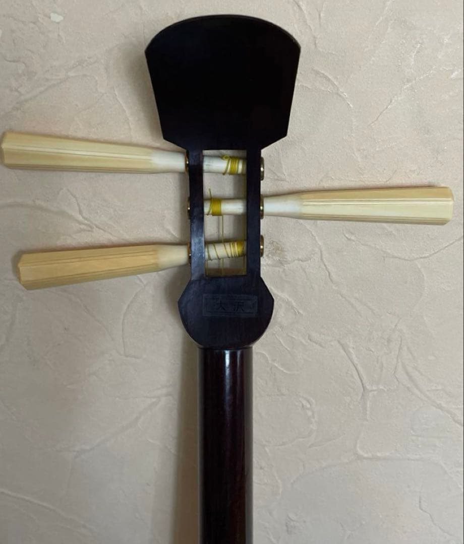 両面四つ皮張りたて 子持綾杉胴 金細 紅木 杢有 中棹 地唄三味線