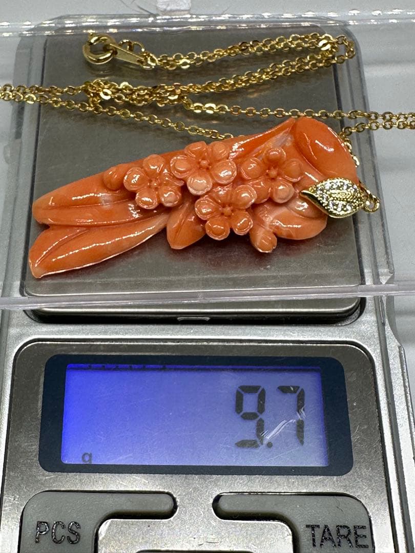 国産天然珊瑚オレンジ色の花彫刻ペンダント　9.7g