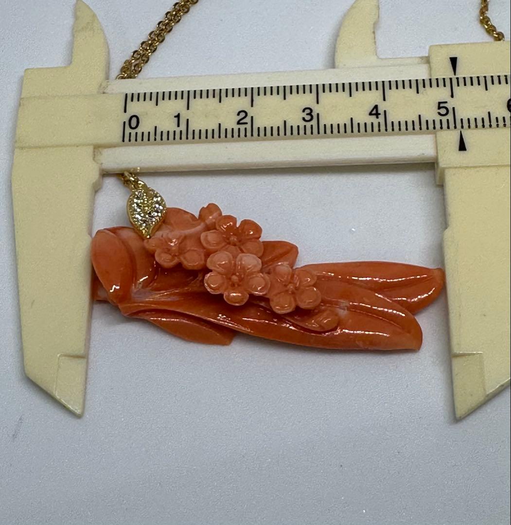 国産天然珊瑚オレンジ色の花彫刻ペンダント　9.7g