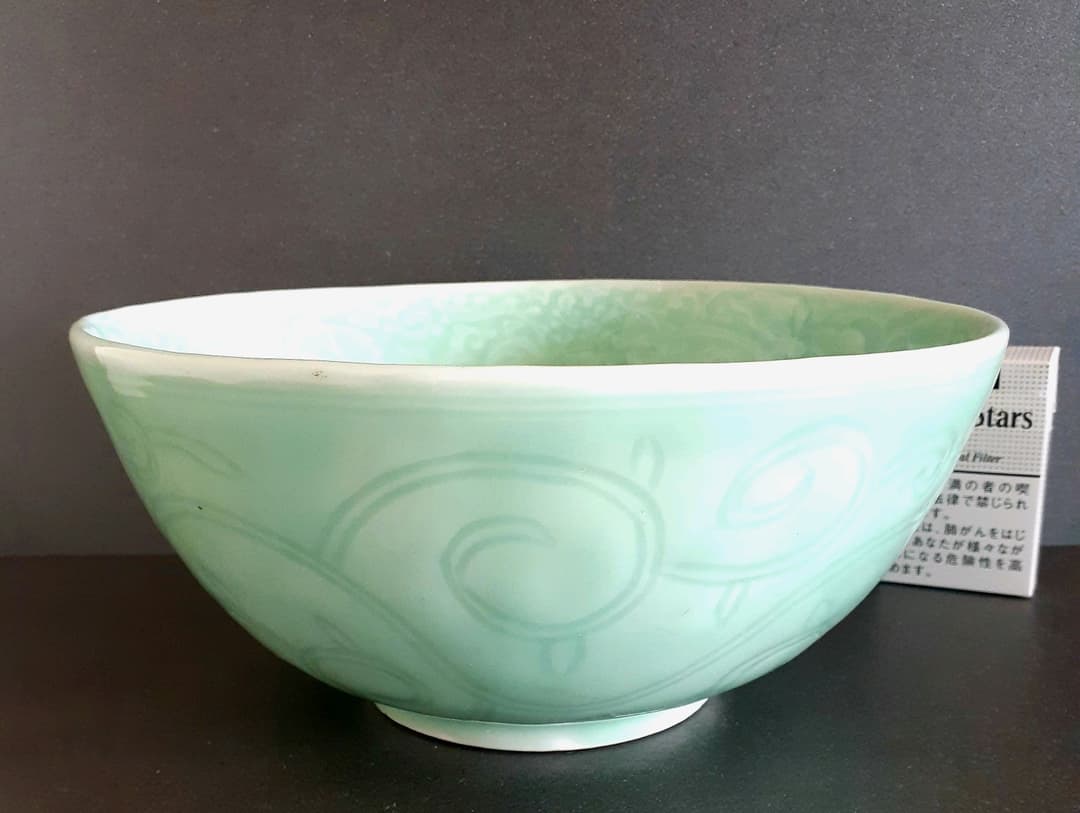 明治時代頃【加藤亮吉】在銘　青磁　陽刻　唐草文様　直径25.9cm　大鉢　伝世箱