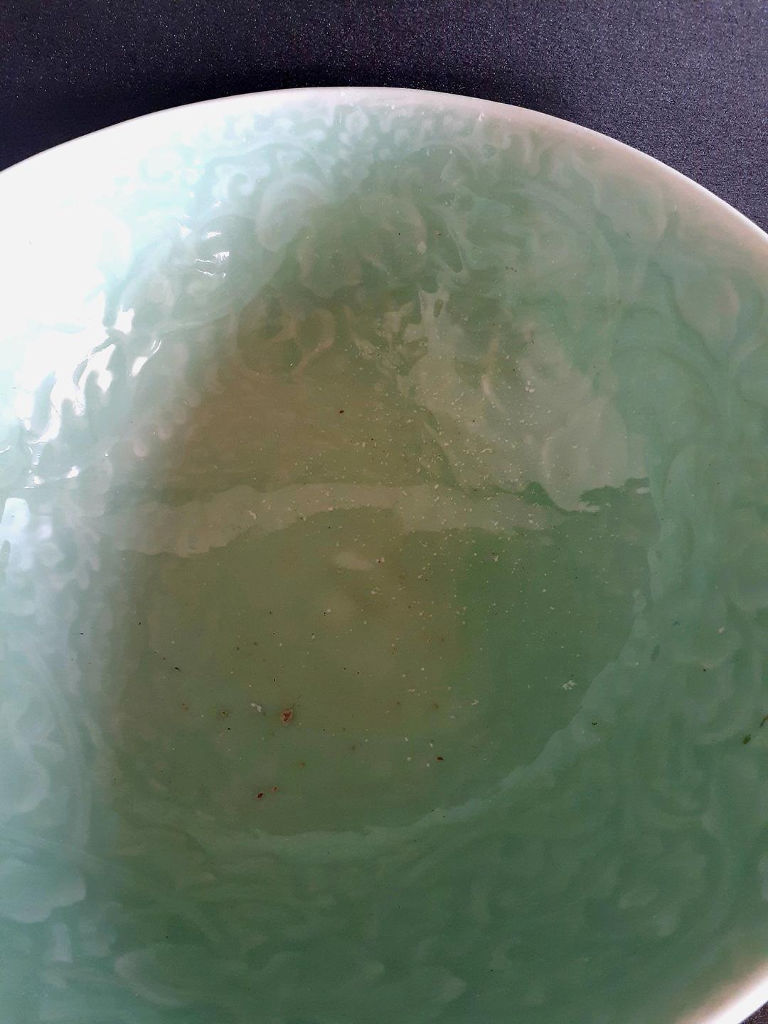 明治時代頃【加藤亮吉】在銘　青磁　陽刻　唐草文様　直径25.9cm　大鉢　伝世箱