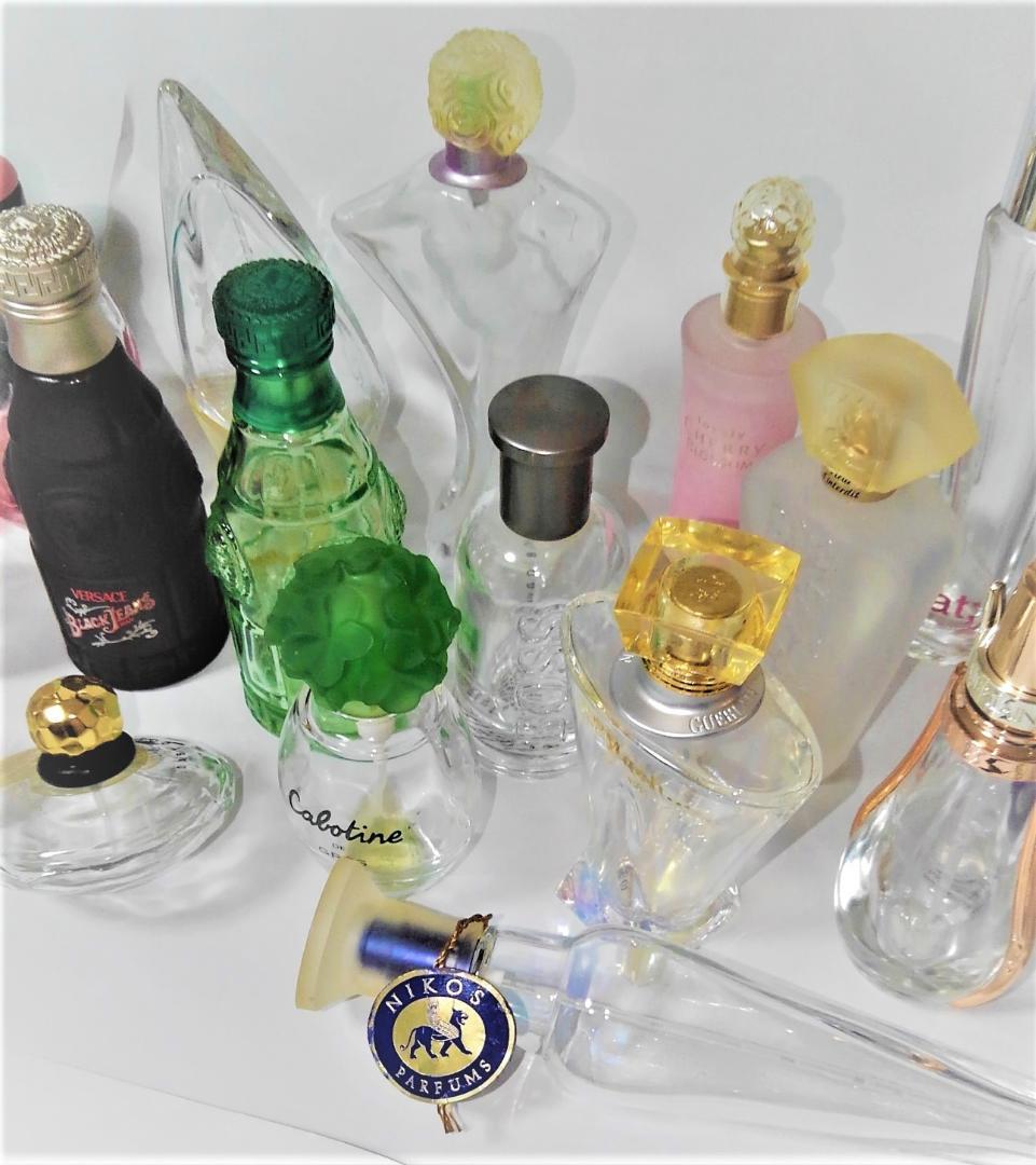 香水 空瓶 いろいろな香水のボトルのみ コレクションにいかが？ 送料無料　②