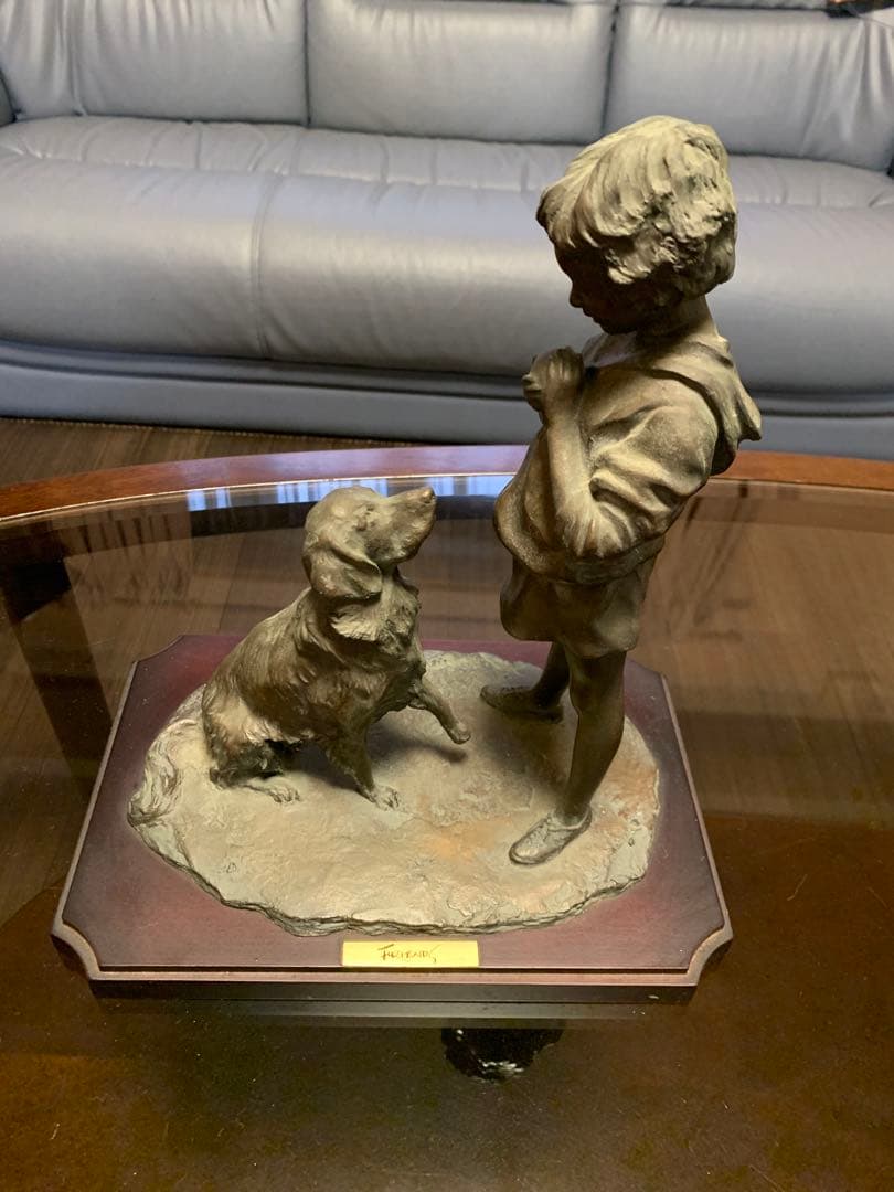 子供と犬のブロンズ彫刻