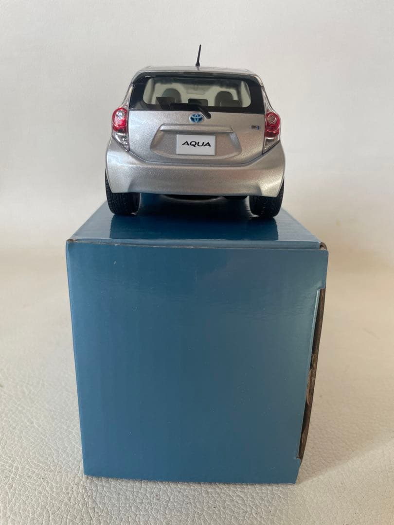 トヨタ アクア NHP10 前期 ミニカー ③ 1F7 シルバーメタリック - メルカリ