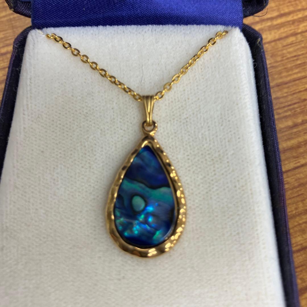 オパールのネックレス