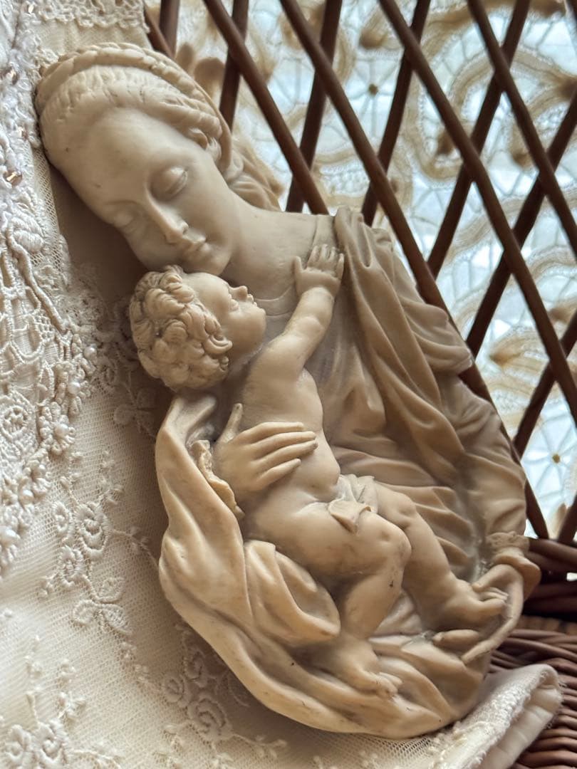 アンティーク 聖母マリアと幼子イエス 彫刻石膏壁掛け