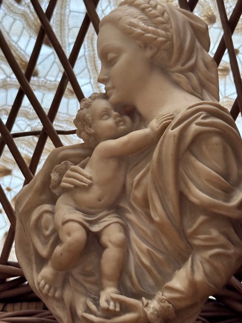 アンティーク 聖母マリアと幼子イエス 彫刻石膏壁掛け