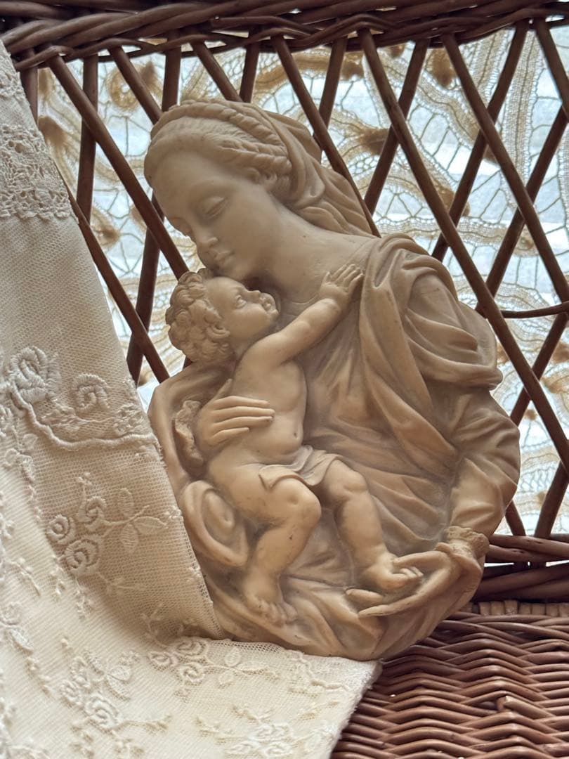 アンティーク 聖母マリアと幼子イエス 彫刻石膏壁掛け