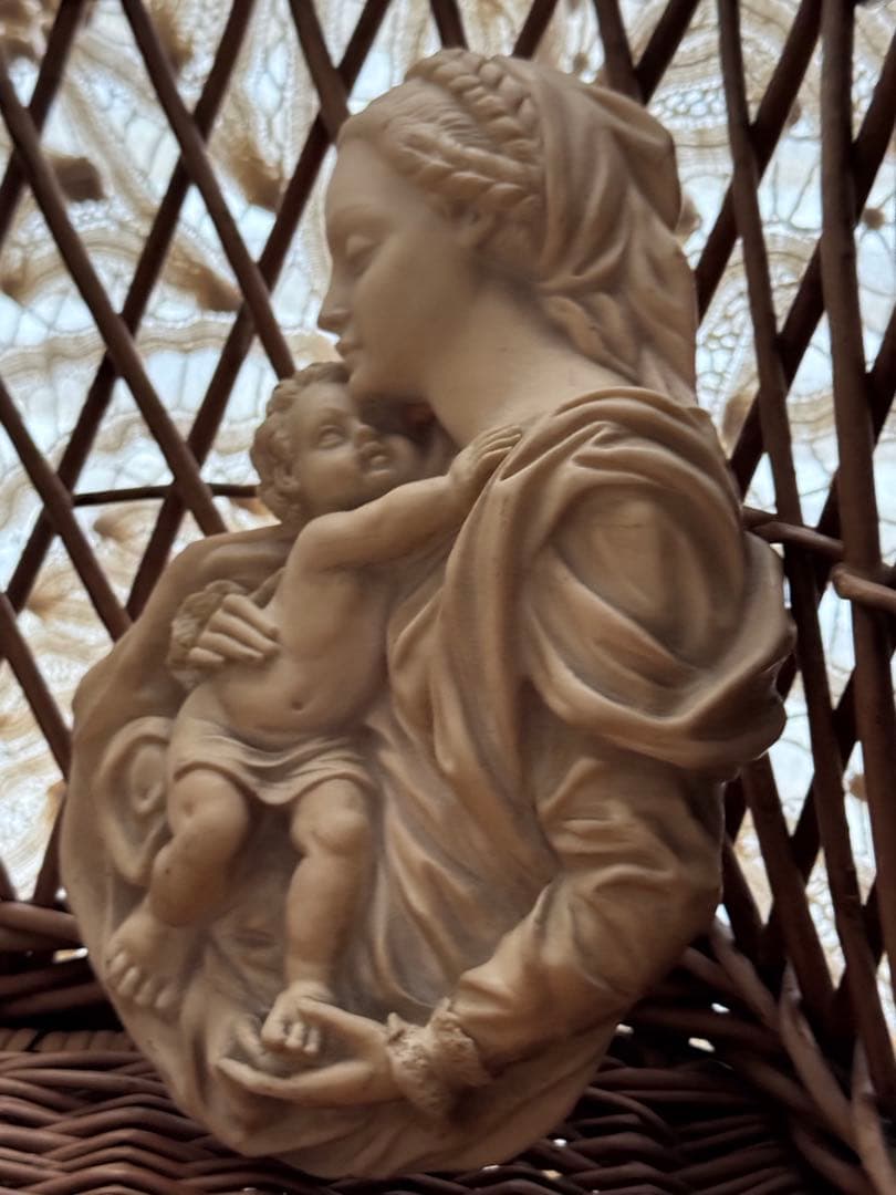 アンティーク 聖母マリアと幼子イエス 彫刻石膏壁掛け