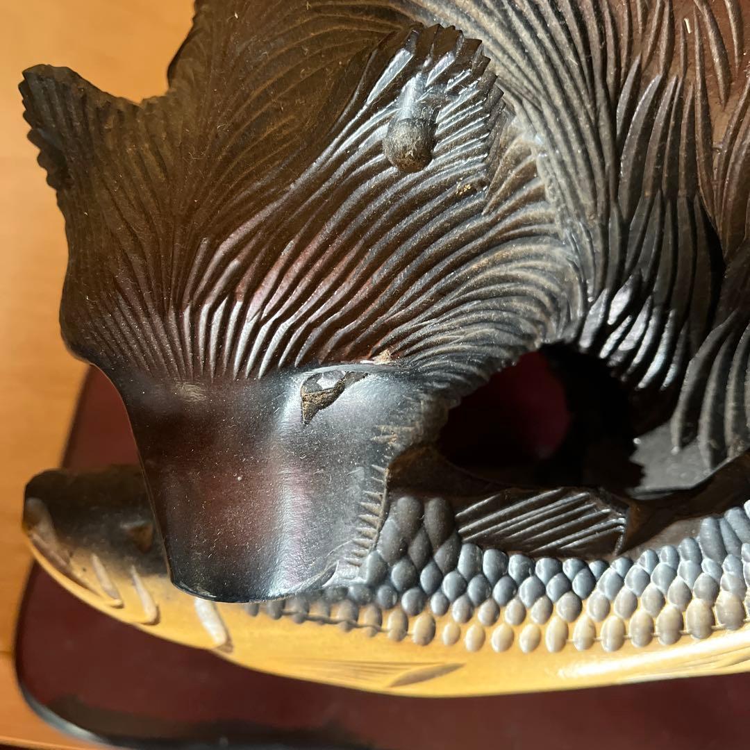 クマと魚の木製彫刻 台座付き - メルカリ