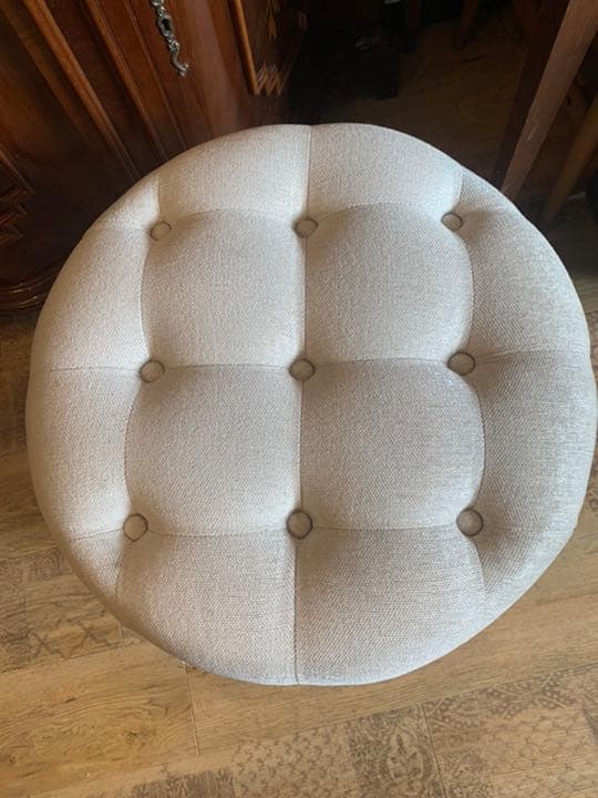 鋲打ちスツール