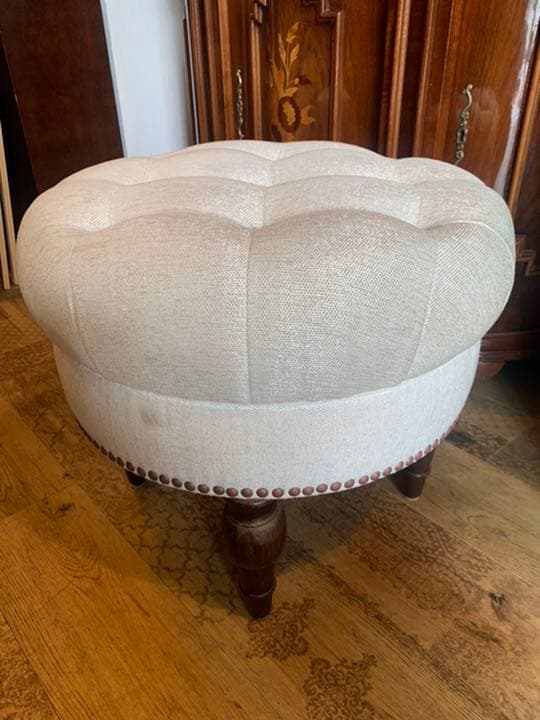 鋲打ちスツール