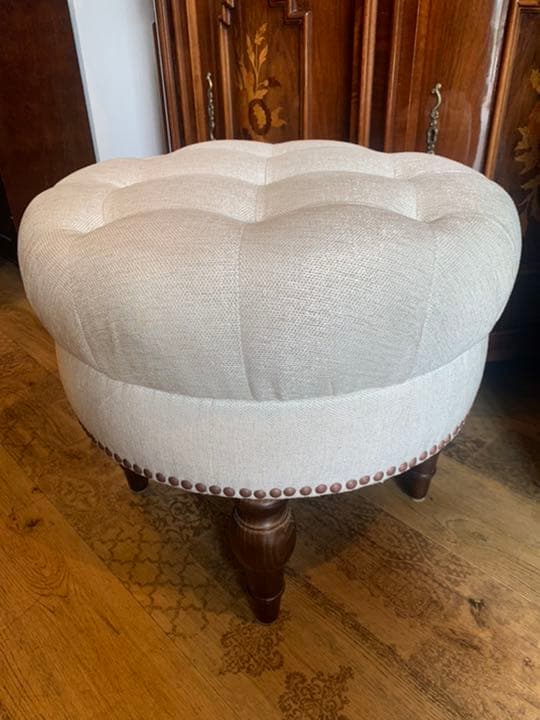 鋲打ちスツール