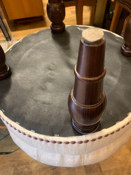 鋲打ちスツール