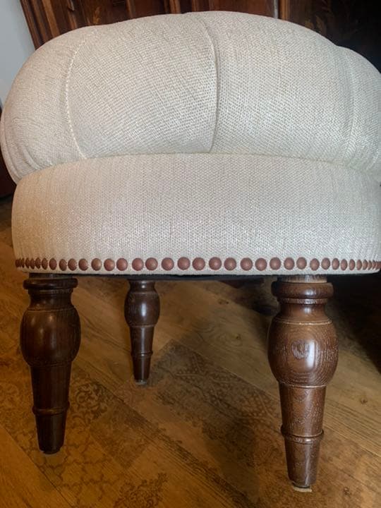 鋲打ちスツール