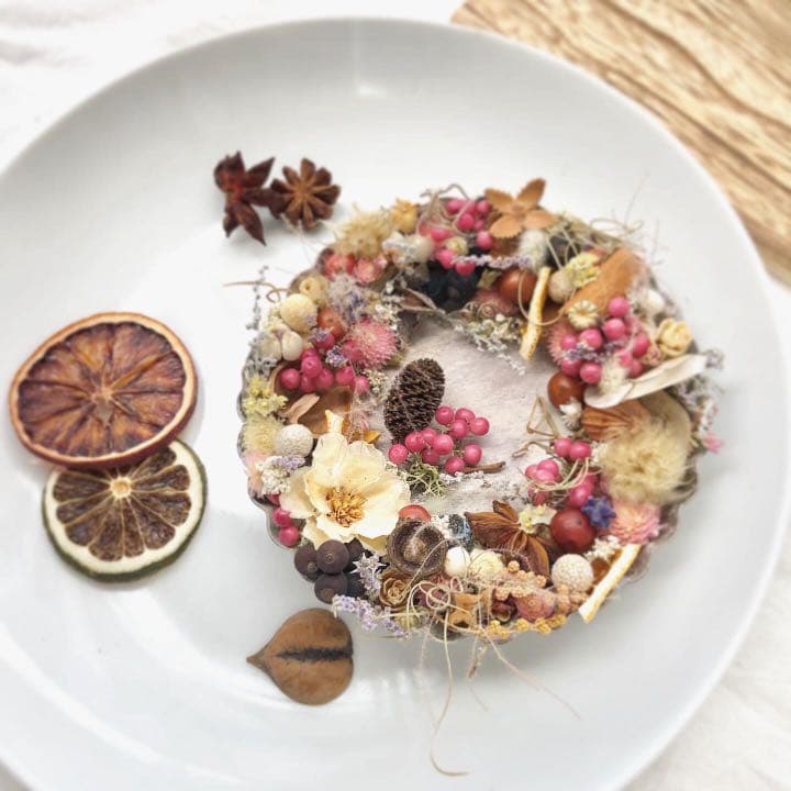 バレンタインに。美味しそうな森のタルトケーキリース