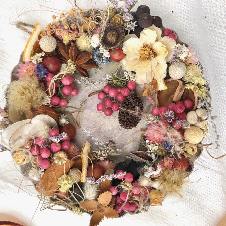 バレンタインに。美味しそうな森のタルトケーキリース