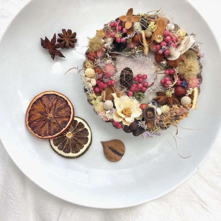 バレンタインに。美味しそうな森のタルトケーキリース