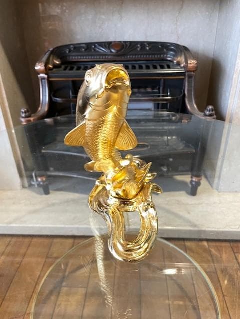 金色の鯉の彫刻