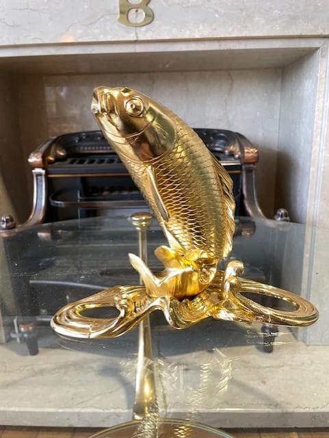 金色の鯉の彫刻