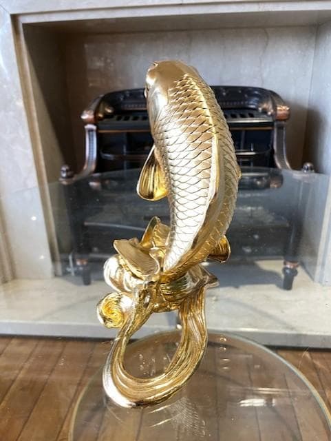 金色の鯉の彫刻
