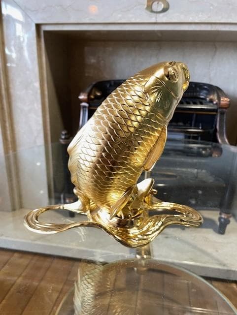 金色の鯉の彫刻