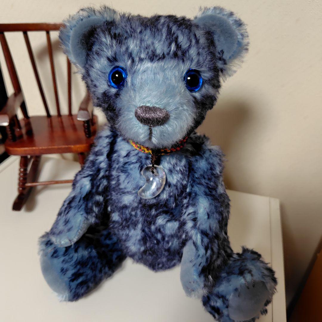 ブルーのチップドモヘア　テディベア 天然水晶の勾玉付き