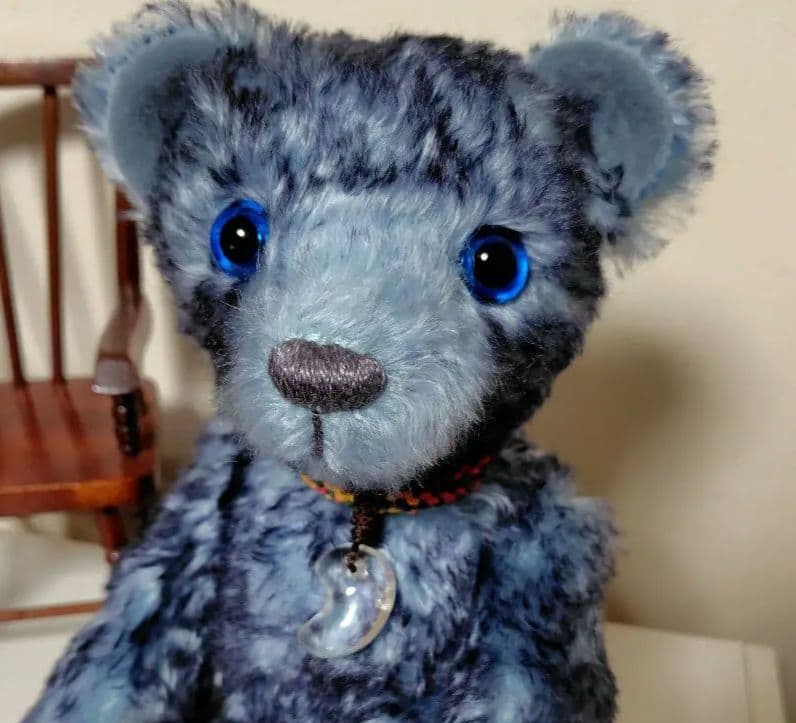 ブルーのチップドモヘア　テディベア 天然水晶の勾玉付き