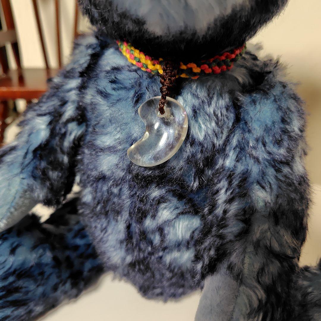 ブルーのチップドモヘア　テディベア 天然水晶の勾玉付き