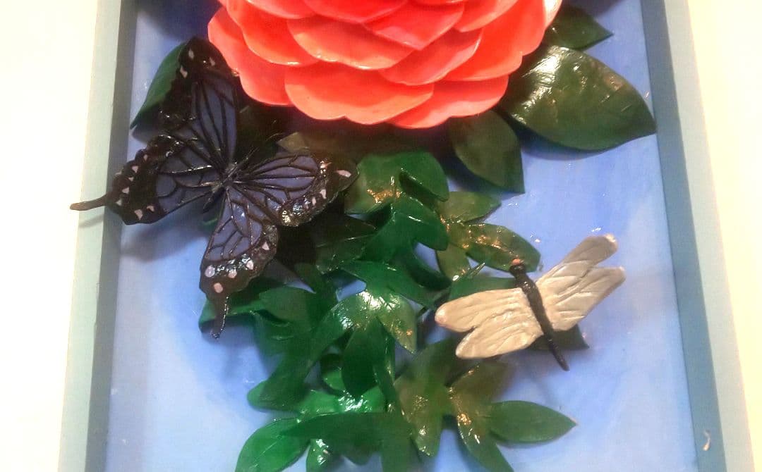 ボタンと近寄る昆虫