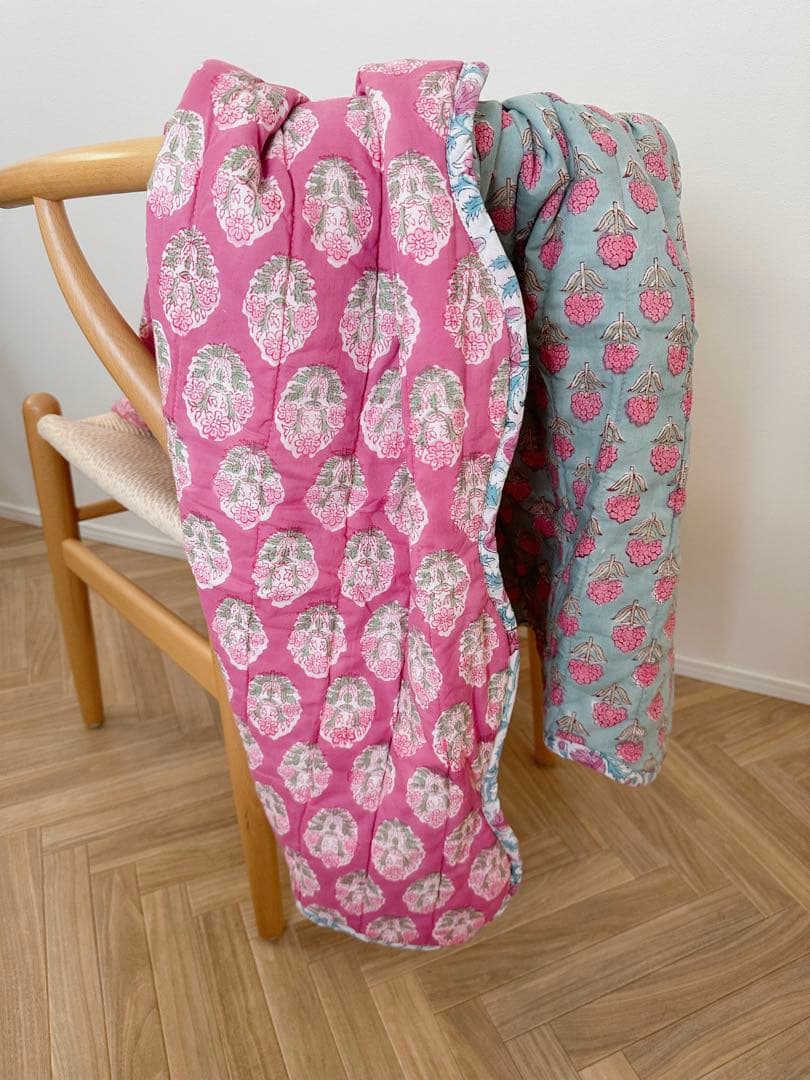 ブロックプリント　うねうねキルトブランケット　水色×濃ピンク