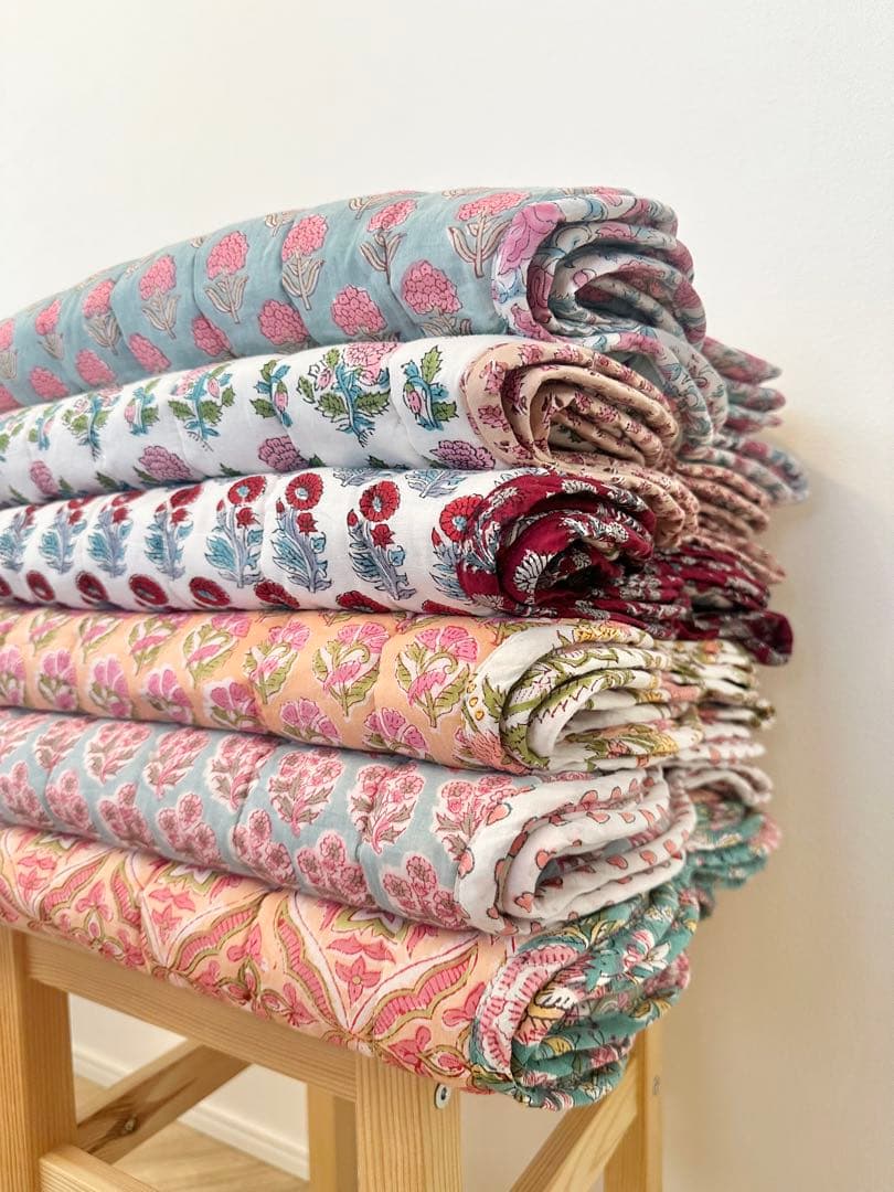 ブロックプリント　うねうねキルトブランケット　水色×濃ピンク