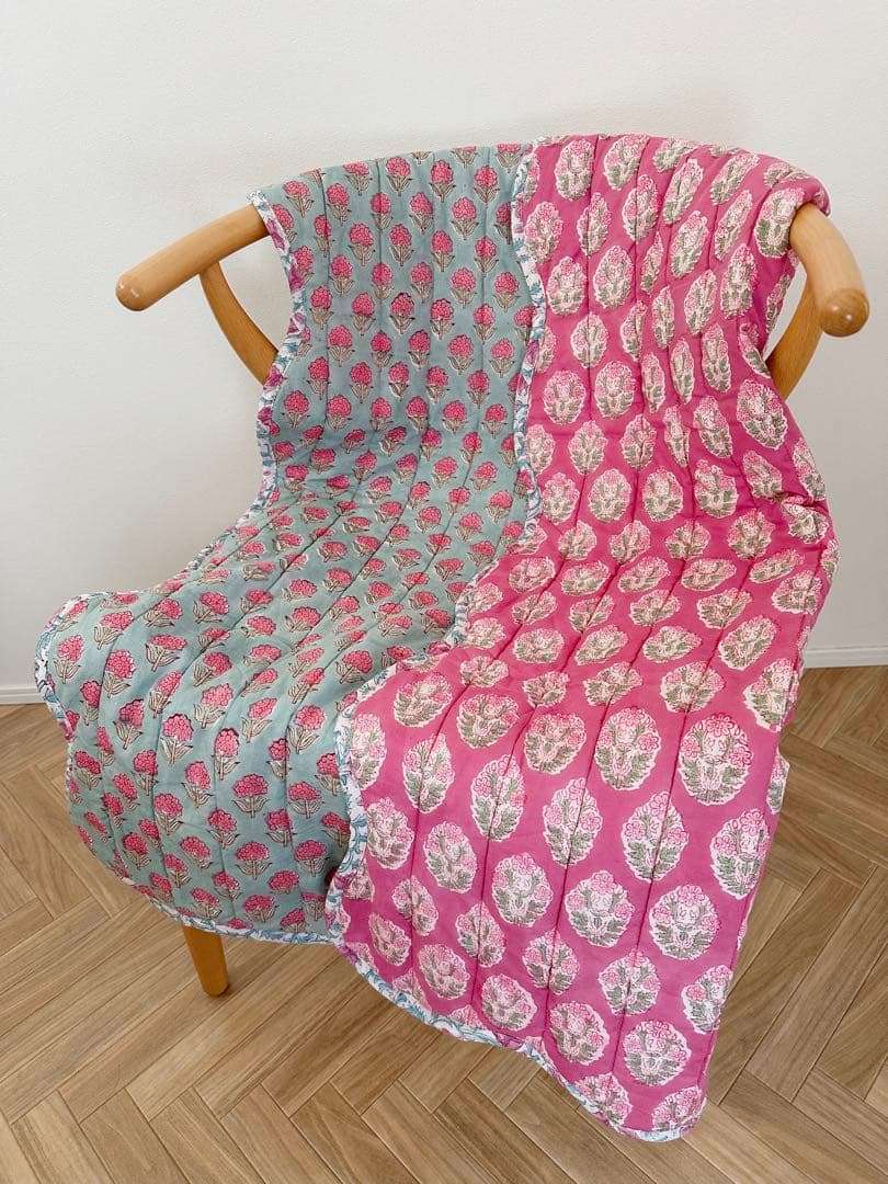 ブロックプリント　うねうねキルトブランケット　水色×濃ピンク