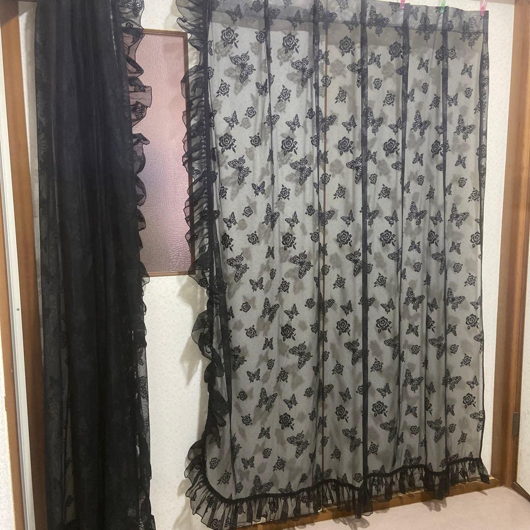フリルレースカーテン　蝶、花柄（薔薇）黒色　２枚