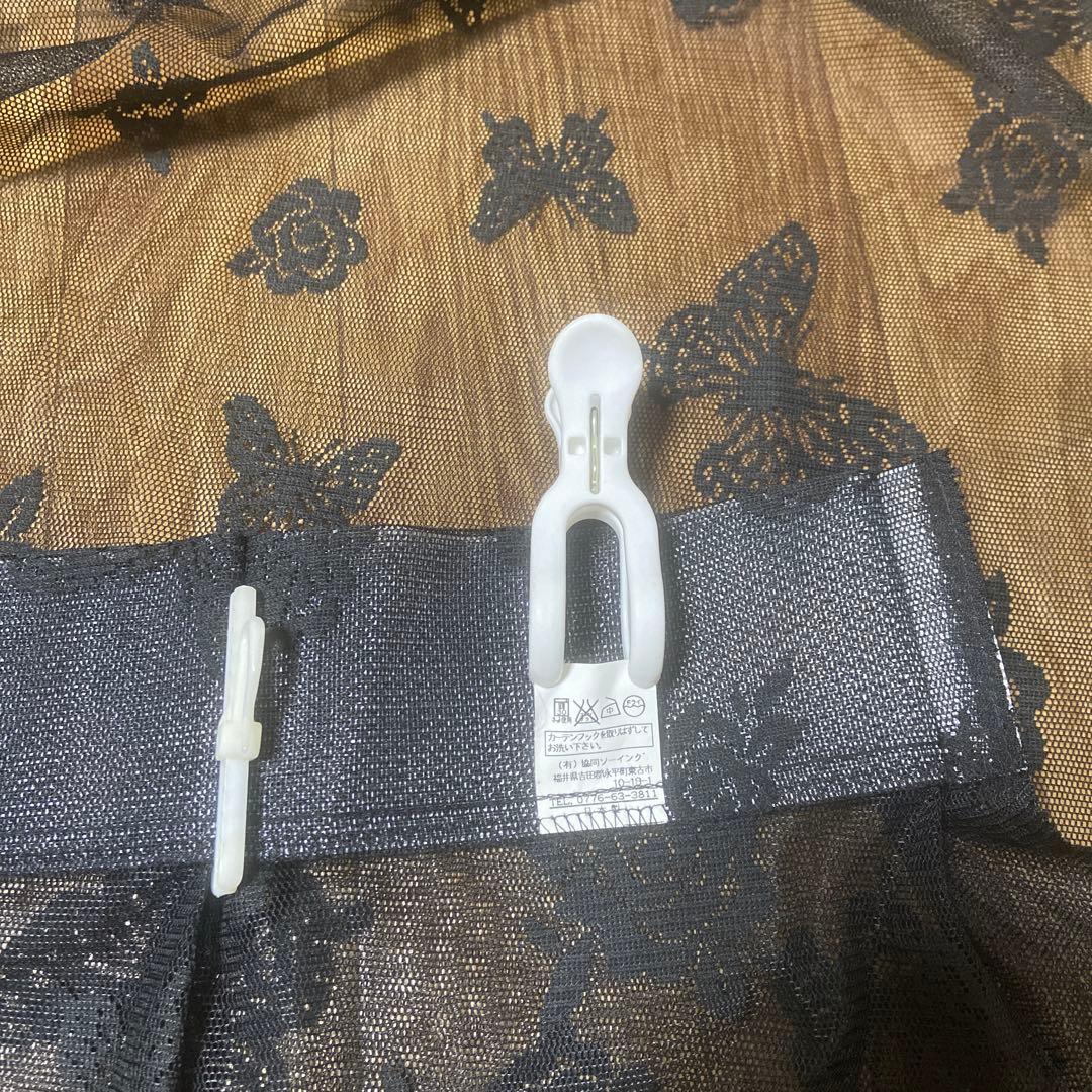 フリルレースカーテン　蝶、花柄（薔薇）黒色　２枚