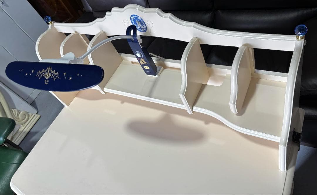 Kママ 高級 KARIMOKU おしゃれ学習机、キャビネット、ライト付き