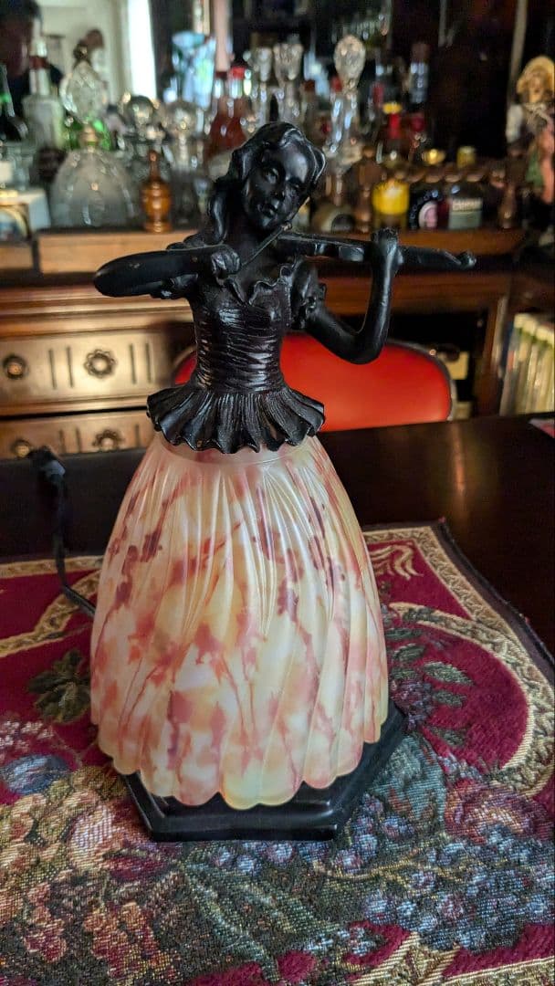 ブロンズ像＋ペンダントライトのスタンド　バイオリンを弾く少女