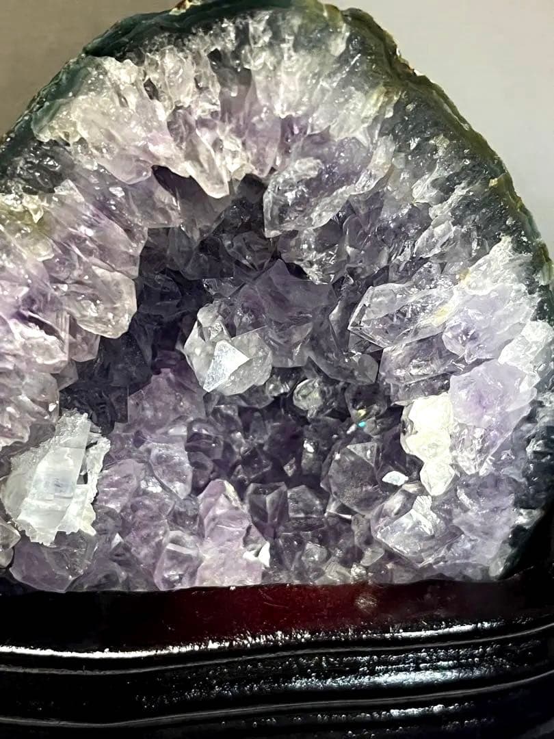 ウルグアイアメジストジオード ドームカルサイト共生　木製台座付き 浄化　原石