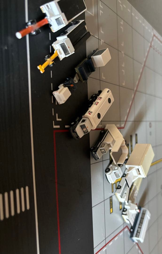 1/200用空港エプロン PBB地上支援車付き