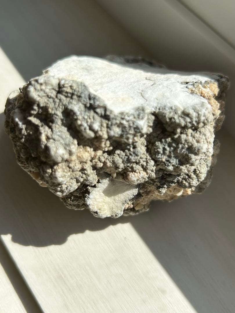 「静寂を宿す ― ナチュラルハウライト原石」