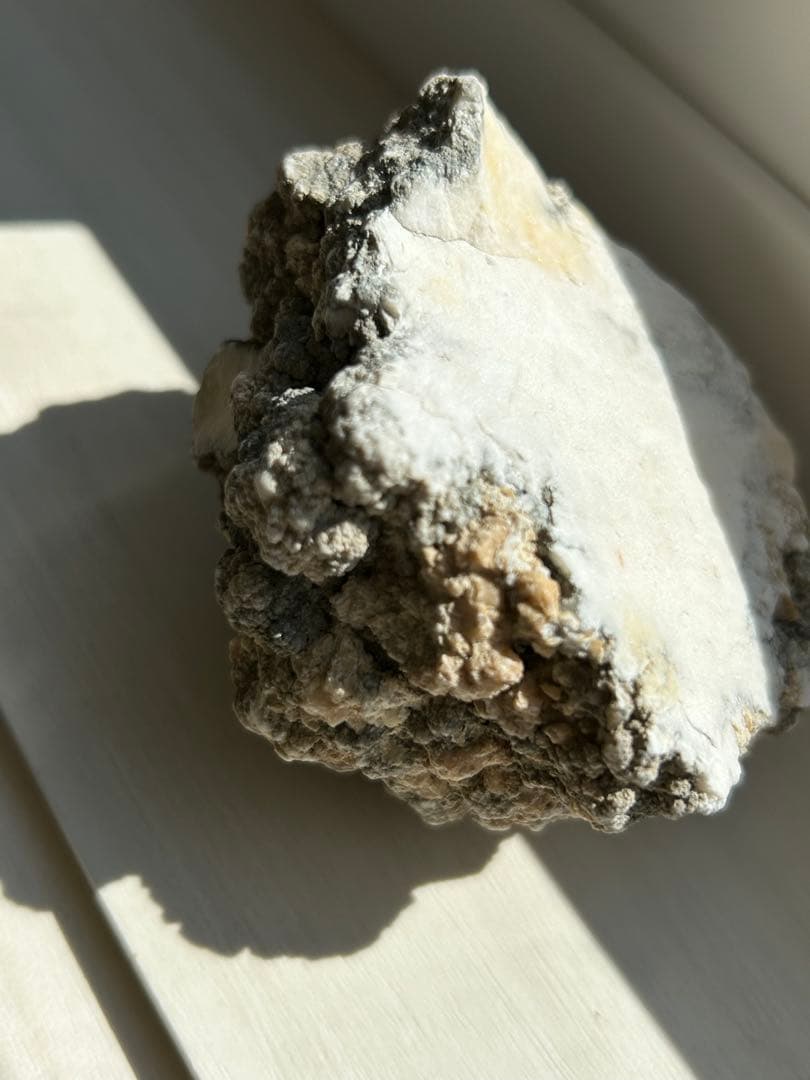 「静寂を宿す ― ナチュラルハウライト原石」