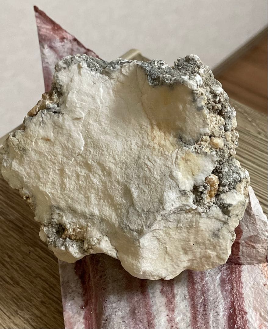 「静寂を宿す ― ナチュラルハウライト原石」