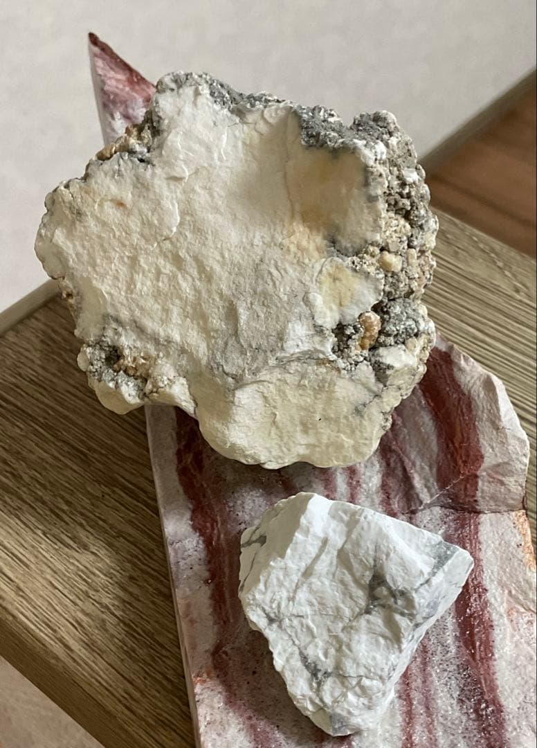 「静寂を宿す ― ナチュラルハウライト原石」