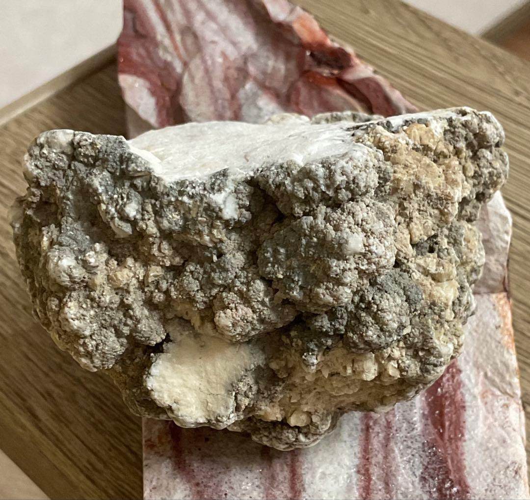 「静寂を宿す ― ナチュラルハウライト原石」